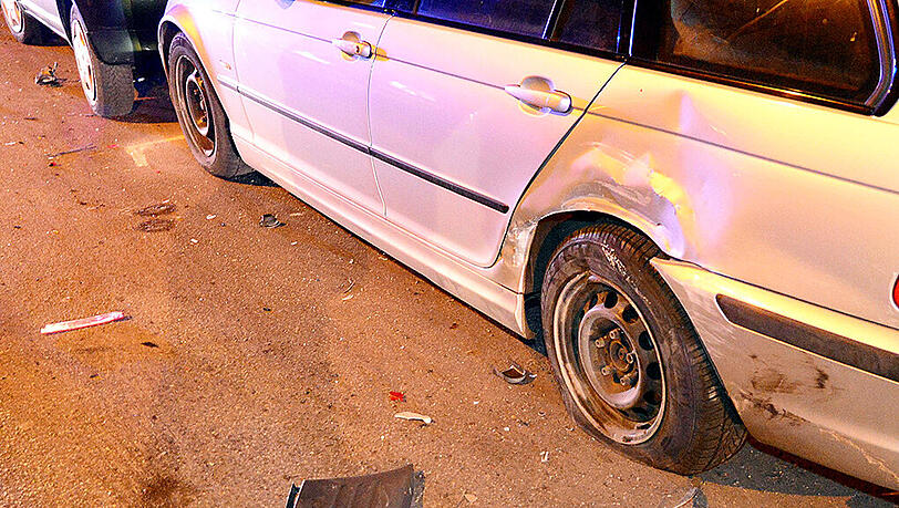 Blechschaden an einem Fahrzeug. Der Unfallverursacher beging Fahrerflucht. Blechschaden an einem Fahrzeug. Der Unfallverursacher beging Fahrerflucht.