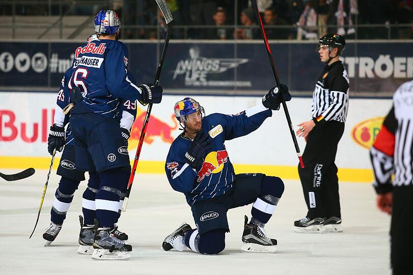 Der EHC Red Bull München um Steve Pinizzotto (Mitte) feiert den 6:4-Sieg gegen Krefeld nach einem 0:3-Rückstand.