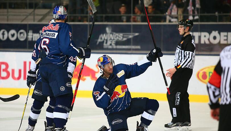 Der EHC Red Bull München um Steve Pinizzotto (Mitte) feiert den 6:4-Sieg gegen Krefeld nach einem 0:3-Rückstand. Der EHC Red Bull München um Steve Pinizzotto (Mitte) feiert den 6:4-Sieg gegen Krefeld nach einem 0:3-Rückstand.