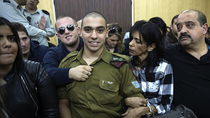 Der wegen Totschlags angeklagte israelische Soldat Elor Asaria mit seinen Eltern in einem Militärgericht in Tel Aviv.