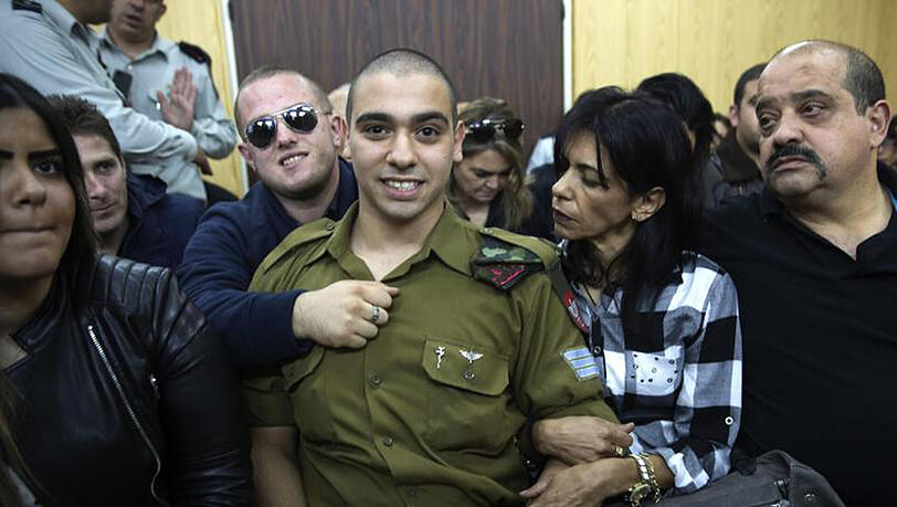 Der wegen Totschlags angeklagte israelische Soldat Elor Asaria mit seinen Eltern in einem Militärgericht in Tel Aviv. Der wegen Totschlags angeklagte israelische Soldat Elor Asaria mit seinen Eltern in einem Militärgericht in Tel Aviv.
