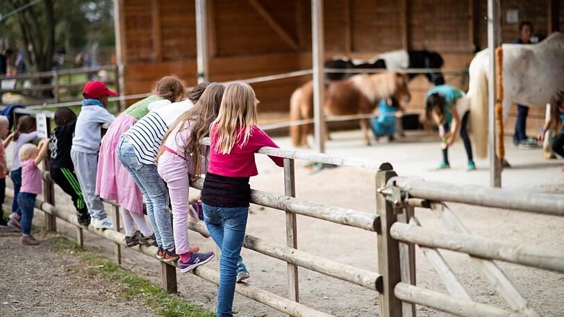 Hier dürfen Kinder mithelfen beim Pflegen und Versorgen der Tiere, aber auch bei der Gartenarbeit.