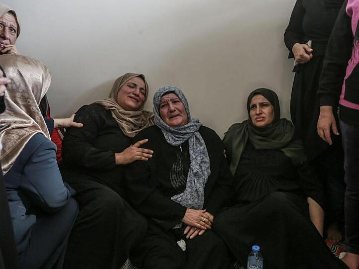 Angehörige trauern bei der Beerdigung von Baha Abu Al Ata.