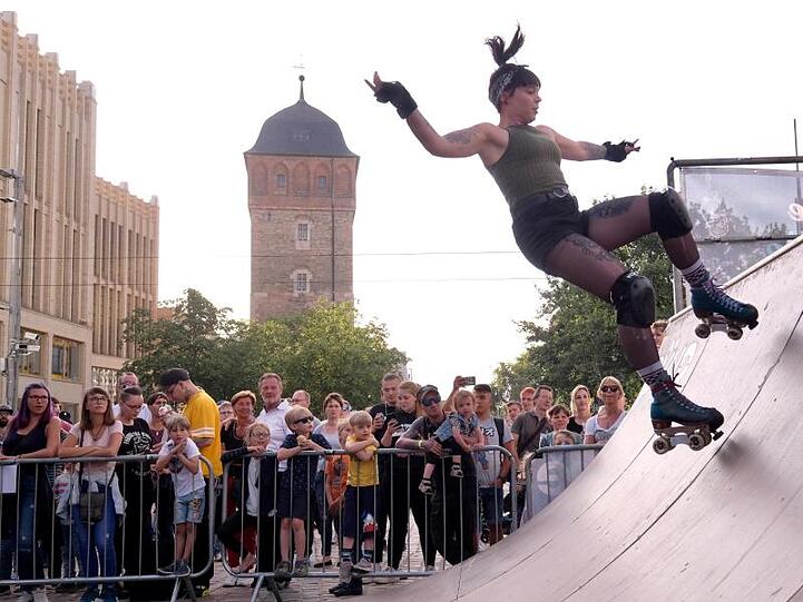 Skater zeigen ihr Können beim &bdquo;Kosmos Chemnitz- Wir bleiben mehr&ldquo;.