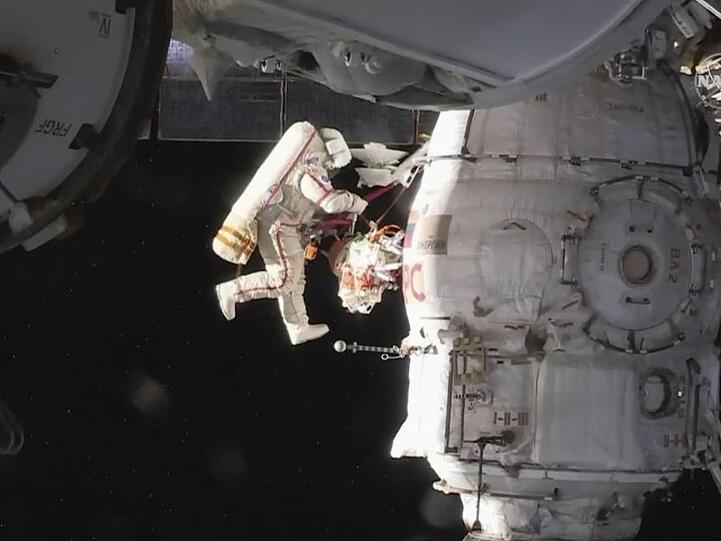 Der russische Kosmonaut Oleg Kononenko untersucht einen Teil des angedockten Raumschiff Sojus MS-09.