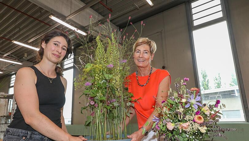Kandidatin Kathrin Nirschl (34) mit Erni Salzinger-Nuener bei der IHK-Prüfung für Floristik.