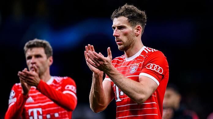 Münchens Thomas Müller (l) und Münchens Leon Goretzka (r) reagieren unzufrieden nach dem Spiel.