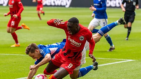 Schalkes Cedric Brunner (l) und Frankfurts Randal Kolo Muani gehen im Zweikampf zu Boden.