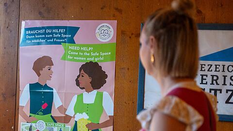Der "Safe Space" wirbt unter anderem mit Plakaten und Flyern (Archivbild).