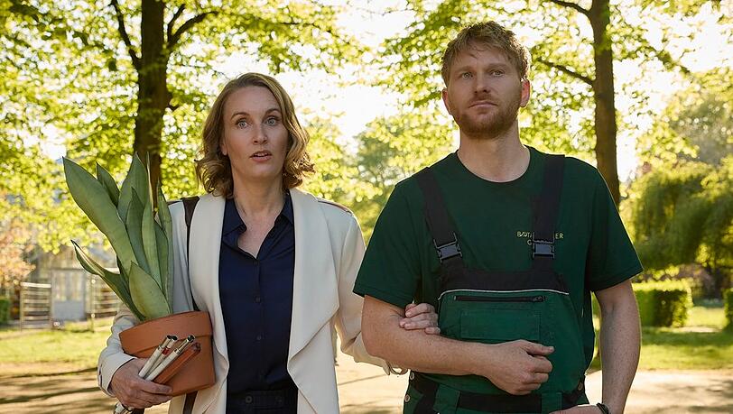 "Die Heiland - Wir sind Anwalt: Blind": Romy Heilands (Christina Athenstädt, l.) Mandant Tobias Brinitzer (Lucas Prisor, r.) führt sie in den Botanischen Garten in den Norden von Berlin. "Die Heiland - Wir sind Anwalt: Blind": Romy Heilands (Christina Athenstädt, l.) Mandant Tobias Brinitzer (Lucas Prisor, r.) führt sie in den Botanischen Garten in den Norden von Berlin.