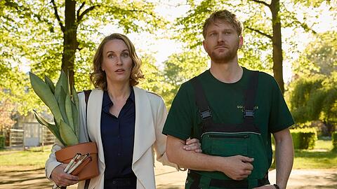 "Die Heiland - Wir sind Anwalt: Blind": Romy Heilands (Christina Athenstädt, l.) Mandant Tobias Brinitzer (Lucas Prisor, r.) führt sie in den Botanischen Garten in den Norden von Berlin.