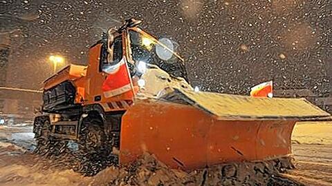 Ein Räumfahrzeug im Einsatz: Wegen mangelnder Qualität des Winterdienstes gab es gestern Zoff im Stadtrat.