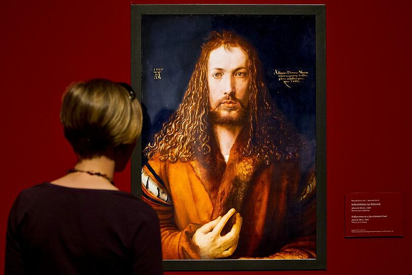 Drei Jahre hat es gedauert, am 24. Mai öffnet endlich die größte Dürer-Ausstellung nach 40 Jahren. Bei diesem Bild handelt es sich natürlich um eine Reproduktion des Gemäldes «Selbstbildnis im Pelzrock» von Albrecht Dürer aus dem Jahr 1500. Der Streit um das Bild ging durch die Presse.