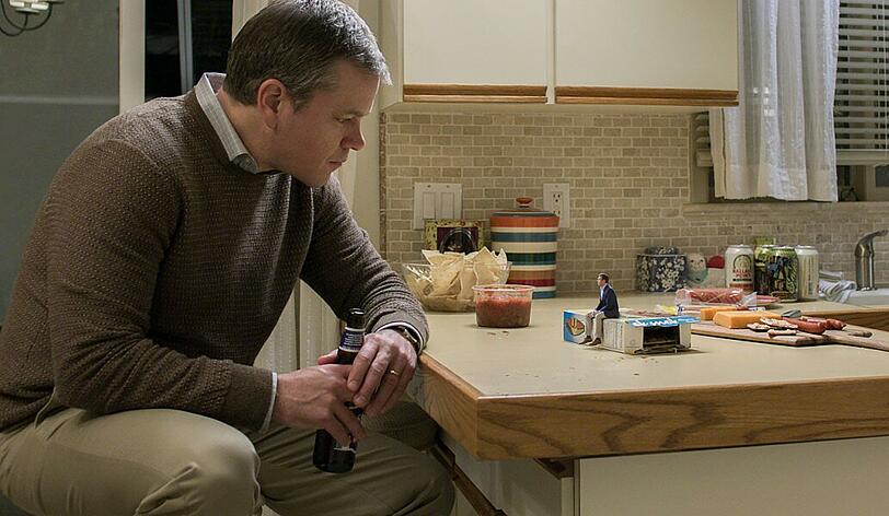 Der Körper geschrumpft, das Leben wird groß: Paul Safranek (Matt Damon, links) lässt sich von seinem Schulfreund Dave (Jason Sudeikis) überreden, als Miniaturversion weiterzumachen.