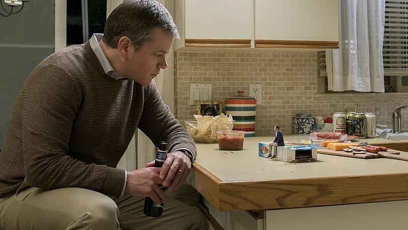 Der Körper geschrumpft, das Leben wird groß: Paul Safranek (Matt Damon, links) lässt sich von seinem Schulfreund Dave (Jason Sudeikis) überreden, als Miniaturversion weiterzumachen.