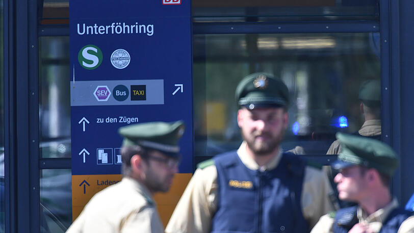 Polizisten stehen am 13. Juni 2017 vor dem S-Bahnhof in Unterföhring.