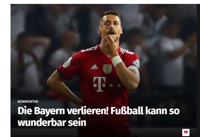 Die "Westdeutsche Allgemeine Zeitung" kommentiert leicht hämisch gegen den FC Bayern: "Die Bayern verlieren! Fußball kann so wunderbar sein".