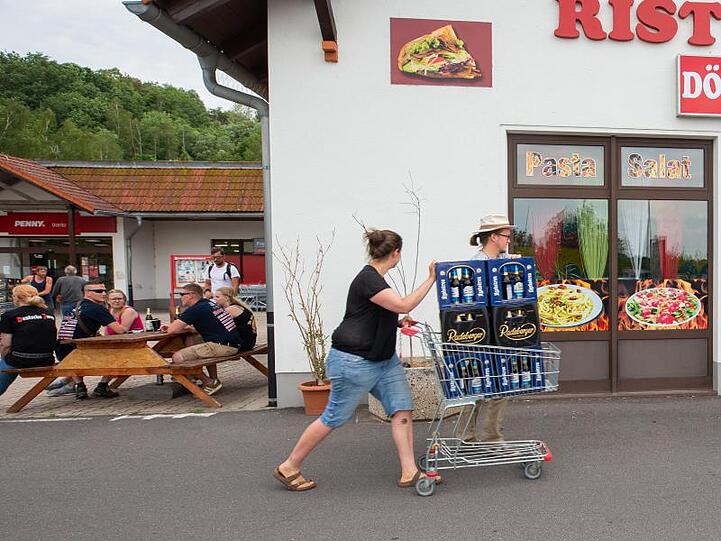 Als Protest gegen das das rechtsextreme "Schild und Schwert Festival" hatten am Samstag Bürger aus Ostritz mehr als 100 Kästen Bier in einem Supermarkt aufgekauft.