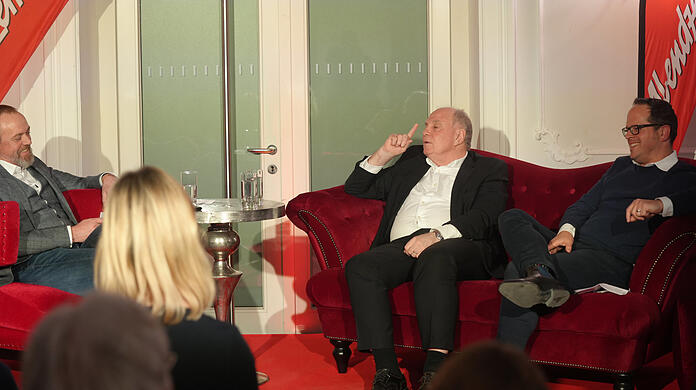Ein ganz besonderer Abend: Bayerns Ehrenpräsident Uli Hoeneß zeigt sich bei der AZ-Gala auf dem Roten Sofa im Deutschen Theater mit Chefredakteur Michael Schilling (l.) und Patrick Strasser, dem Bayern-Reporter der AZ (r.), so privat wie selten.