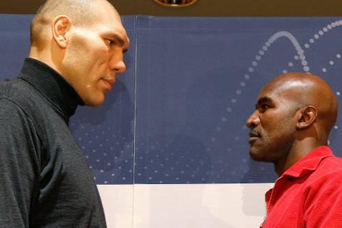 Blickkontakt: Nikolai Walujew (li.) ist größer, aber Evander Holyfield am Samstag vielleicht der Größte.