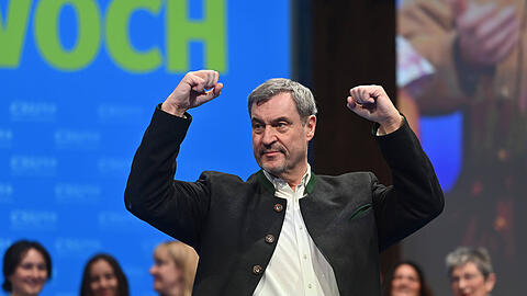 Noch macht der CSU-Chef seine Siegerpose: Doch wie langfristig denkt er wirklich?