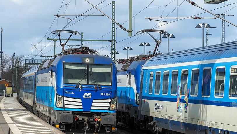 Zwei Züge der tschechischen Bahn Ceske drahy (CD) begegnen sich im deutschen Wittenberge. (Archivbild) Zwei Züge der tschechischen Bahn Ceske drahy (CD) begegnen sich im deutschen Wittenberge. (Archivbild)