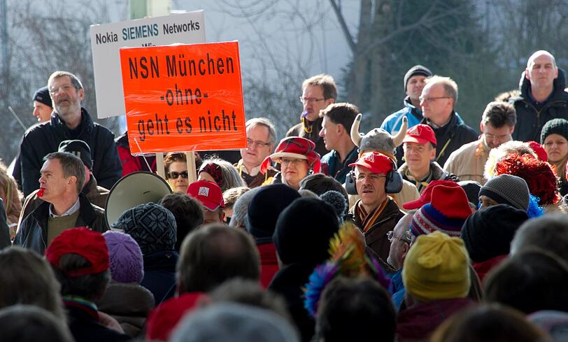 Beschäftigte von Nokia Siemens Networks folgten am Faschingsdienstag dem Aufruf der IG Metall, gegen die Standort-Schließung zu protestieren.