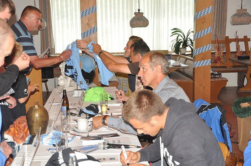 Cheftrainer Reiner Maurer, Torwarttrainer Jürgen Wittmann und Ersatzkeeper Vitus Eicher und Liridon Vocaj waren in Aitrang zu Gast