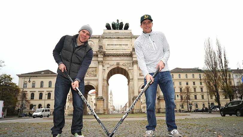 Die NHL-Superstars Paul Stastny (l.) und Blake Wheeler, die beim EHC spielen, vor dem Siegestor.