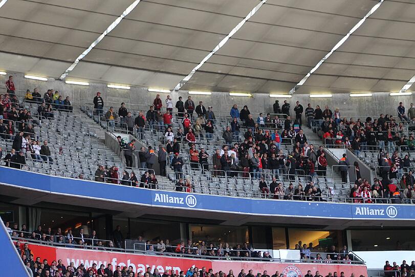 Wo sind denn die Club-Fans? Von der Pressetribüne aus war Unruhe auf den Rängen zu beobachten, wo eigentlich die Club-Fans hätten jubeln sollen. Dort waren offenbar auch Bayern-Fans, die dann hinausbegeleitet wurden und durch die Club-Fans, die erst zum Ende der ersten Halbzeit reindurften, "ersetzt" wurden.