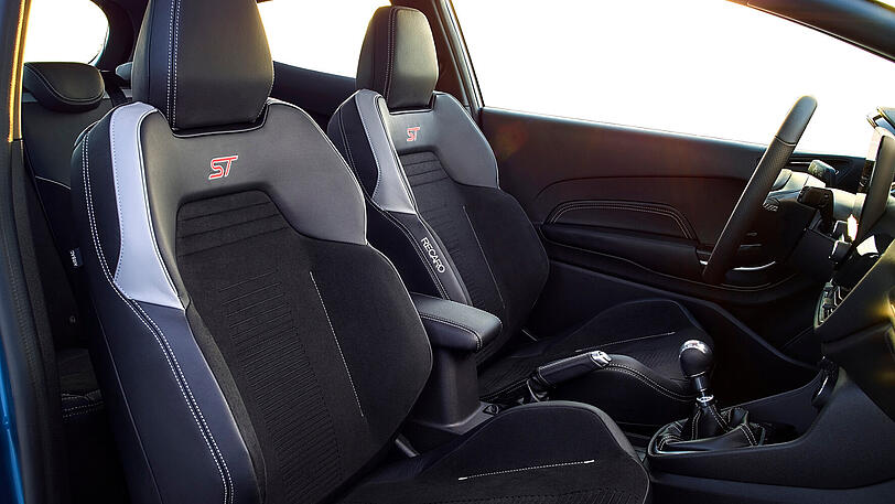 Fahrer und Copilot sitzen sicher auf Sportgestühl von Recaro.