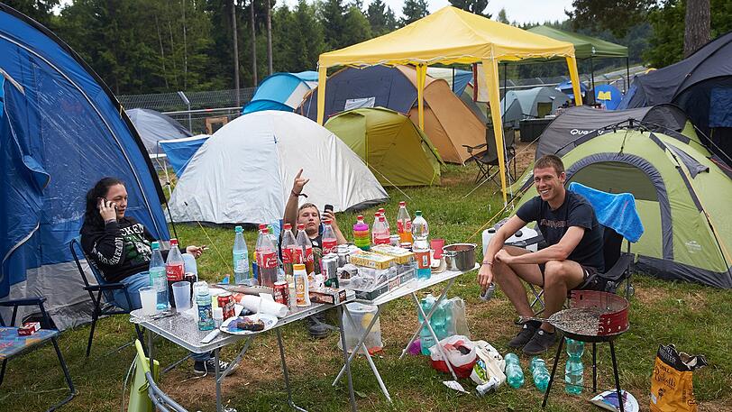Rockfans aus Lüdenscheid lassen sich trotz Terrorwarnung das Frühstück nicht vermiesen. Sie sitzen auf dem Campinggelände des Musikfestivals "Rock am Ring" in Nürburg.
