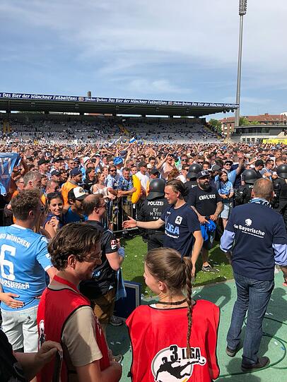 Was für eine Party: Die Fans des TSV 1860 fluten das Grünwalder Stadion.