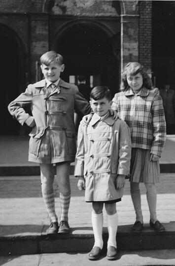 1956: Die feschen Kinder vor dem alten Münchner Hauptbahnhof.