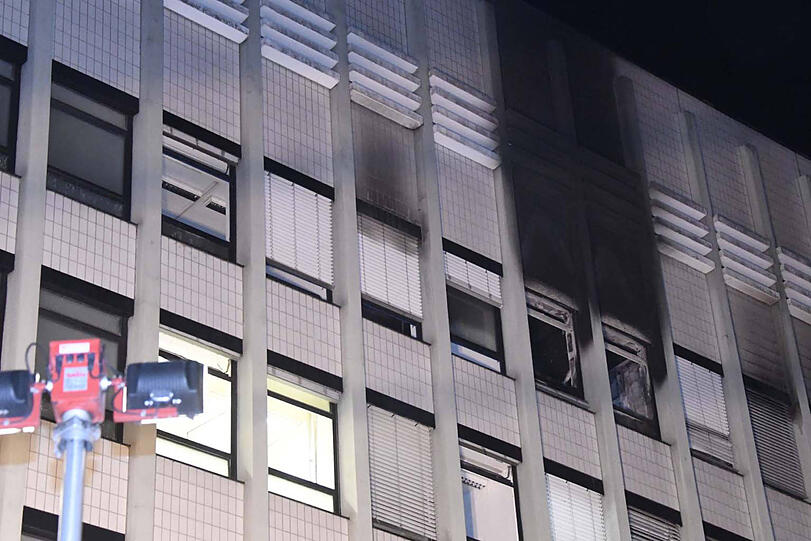 Das Feuer brach im 5. Stock der Unterkunft aus - das Gebäude musste teilweise evakuiert werden. Die Bilder vom Feuerwehreinsatz.