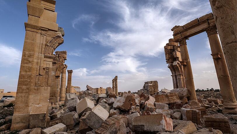 In der antiken Ruinenstadt Palmyra im heutigen Gouvernement Homs in Syrien hat der sogenannte "Islamische Staat" schwere Verwüstungen angerichtet. In der antiken Ruinenstadt Palmyra im heutigen Gouvernement Homs in Syrien hat der sogenannte "Islamische Staat" schwere Verwüstungen angerichtet.
