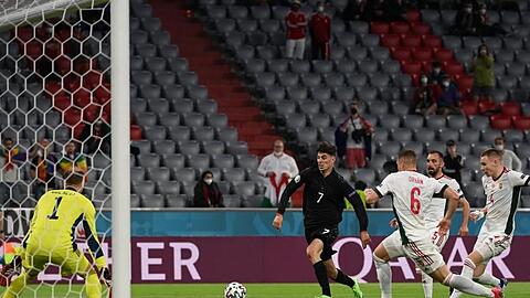 Kai Havertz (M) sorgt f&uuml;r das 1:1 gegen Ungarns Torh&uuml;ter Peter Gulacsi (l).