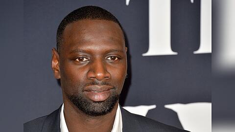 Omar Sy bei einer Veranstaltung auf dem Roten Teppich.