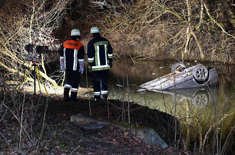 Betrunken auf dem Heimweg von der Disco: Der Fahrer (21) und seine Beifahrerin (19) konnten sich selbst aus dem Wagen befreien, sie kamen leicht verletzt ins Krankenhaus.