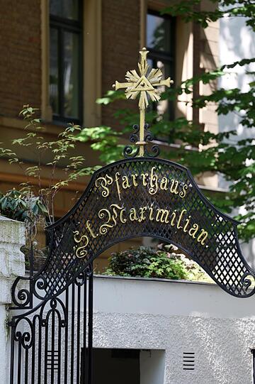 Das alte schmiedeeiserne Pfarrhaus-Schild. Herrlich, oder?