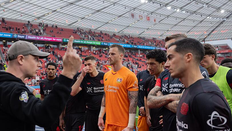 Leverkusener Fans stellten die Mannschaft zu rede.