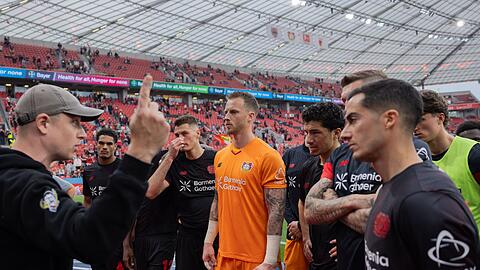 Leverkusener Fans stellten die Mannschaft zu rede.