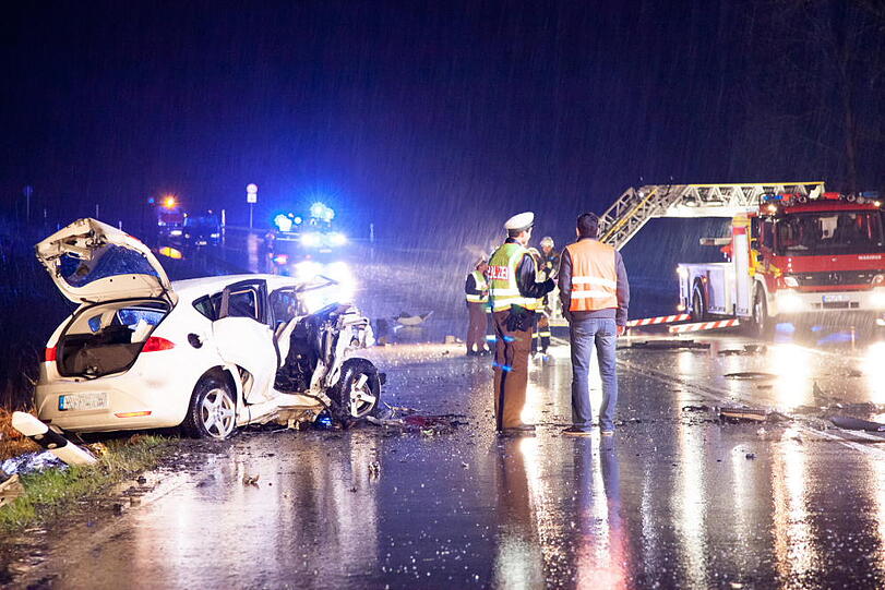 Schlimmer Unfall auf der B2: 3 Tote und ein schwer Verletzter.