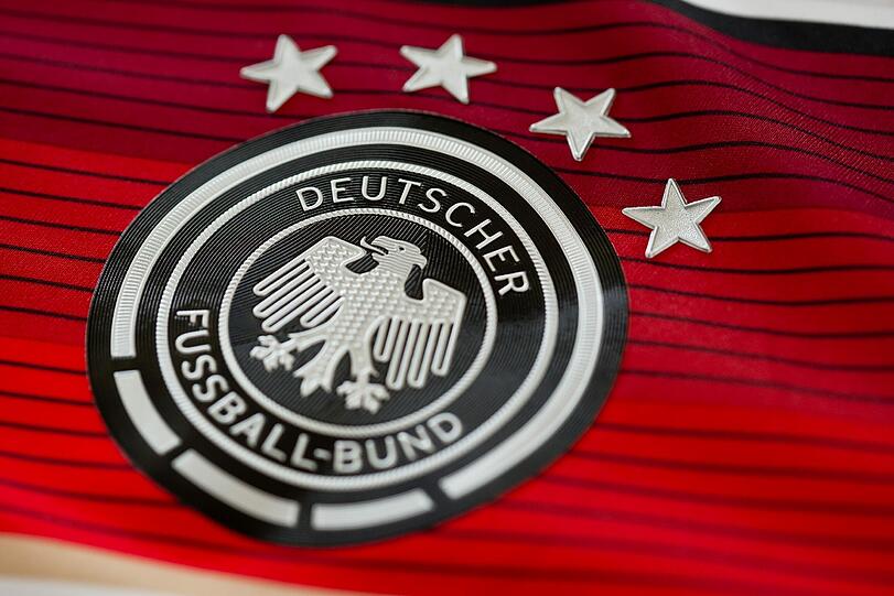 Der DFB-Adler gehört nur dem DFB! Die Supermarktkette Real darf keine Shirts mit einem ähnlichen Motiv verkaufen.