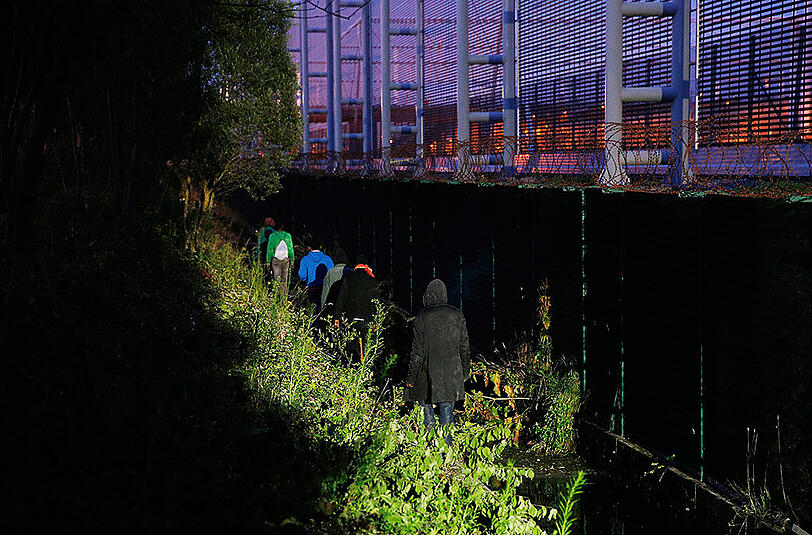 Erneut haben zwischen 100 und 150 Flüchtlinge versucht, durch den Eurotunnel von Frankreich nach Großbritannien zu gelangen. Der britische Premierminister David Cameron bezeichnete die Lage als "sehr besorgniserregend".