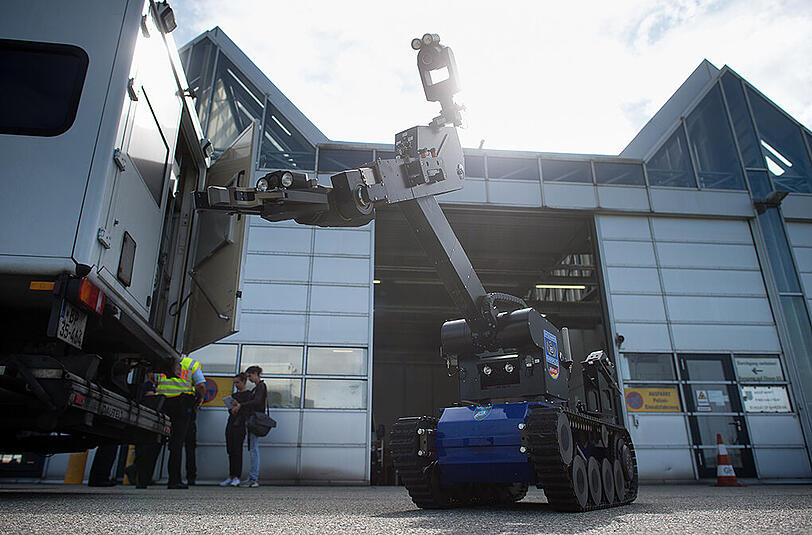 Mittels eines Fernlenkmanipulators, im Volksmund auch als "Bombenroboter" bekannt, kann ein Entschärfer sich einem mutmaßlich gefährlichen Objekt nähern, es untersuchen, zerstören oder gegebenenfalls entschärfen, ohne sein eigenes Leben zu riskieren.