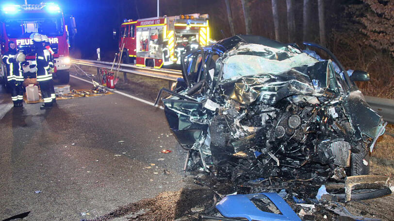 Tödlicher Verkehrsunfall bei Rattenkirchen auf der B 12. Die Bilder von der Unfallstelle.