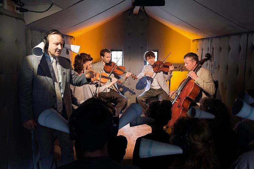 Im Inneren der Tonhalle spielt ein Streichquartett.