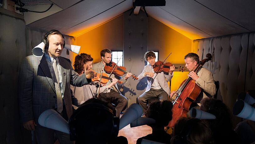 Im Inneren der Tonhalle spielt ein Streichquartett. Im Inneren der Tonhalle spielt ein Streichquartett.