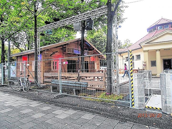 Das Corpus delicti: Die Almhütte am Haupteingang der Wiesn darf nicht in Betrieb genommen werden.
